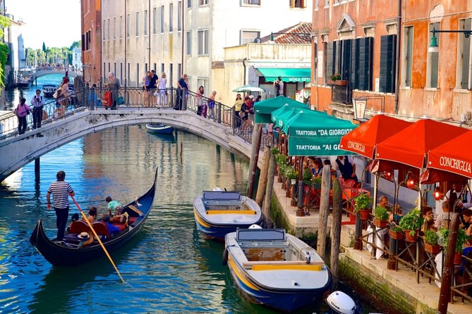 Afternoon in Venice : Basilica + Doge's Palace + Gondola - The walking tour pace: classic Venice angles, including Scala del Bovolo and Teatro la Fenice