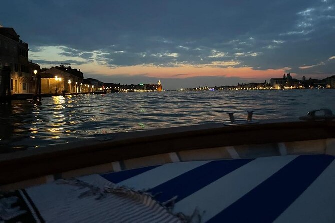 Aperitif at sunset in the Venice lagoon on a private boat. - Why a lagoon aperitif beats crowded sunset viewpoints