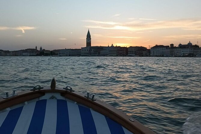 Aperitif at sunset in the Venice lagoon on a private boat. - Watching the New Lazaret: quarantine history seen from the water