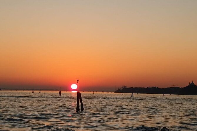 Aperitif at sunset in the Venice lagoon on a private boat. - Laguna di Venezia sunset stop in a Ghebo: prosecco, snacks, and photo angles