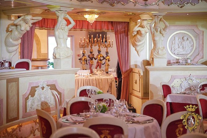 Avanspettacolo: Cabaret Dinner Show in Venice - Inside the Theatre Hall: Antiques, Chandeliers, and Close Seating