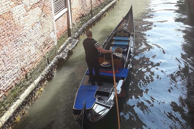 Bacaro Tour : Walk, eat and drink in Venice - Stop 1: Venice Up Close Through Bridges and the Quiet Parts