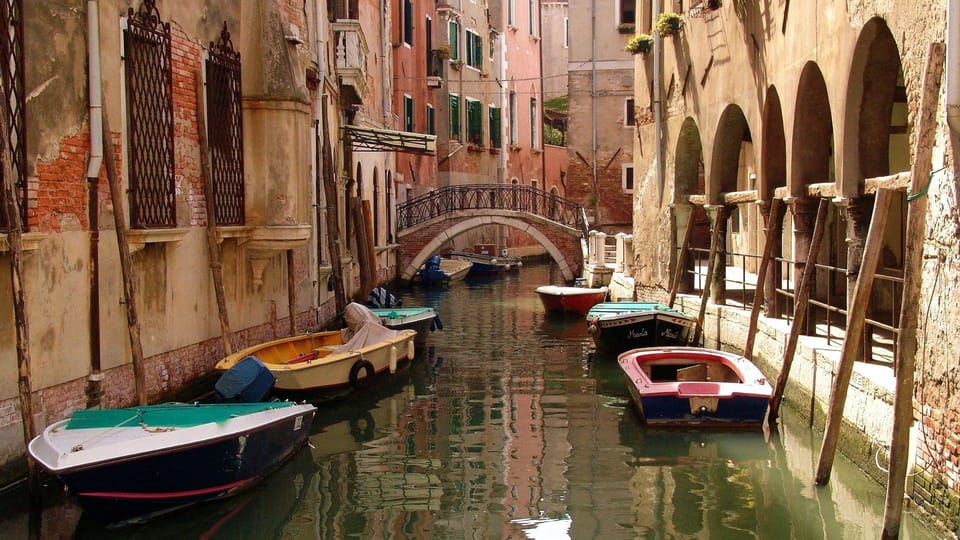 Best of Venice: Private Walking Tour with a Local - Gondola glide: how to handle timing and extra costs