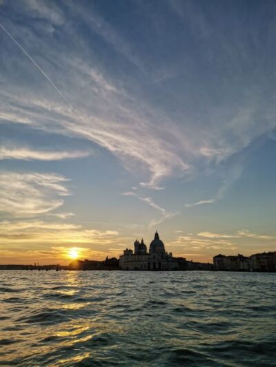 Evening Walking Tour with optional motorboat Ride - Why this 90-minute evening walk works so well