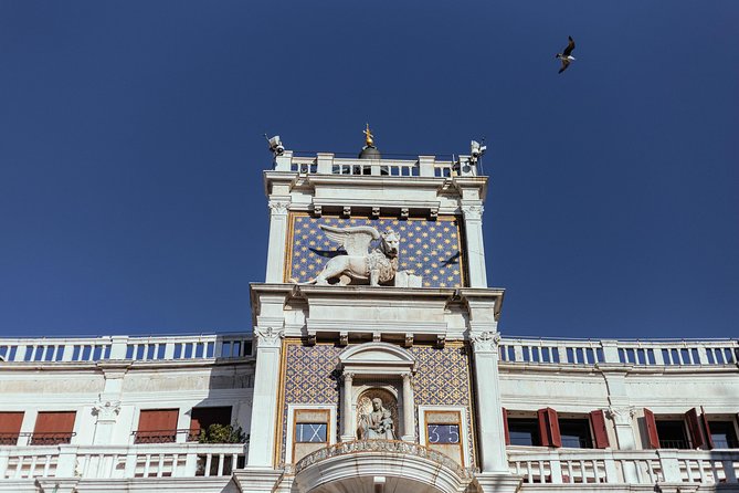 Family Friendly Venice Private City Tour - Stop 3: Libreria Acqua alta—books, cats, and a break from crowds