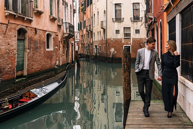 Glam photoshoot in hidden Venice! (up to 4) - Stop 2: Bridge of Sighs Alleyway Framing