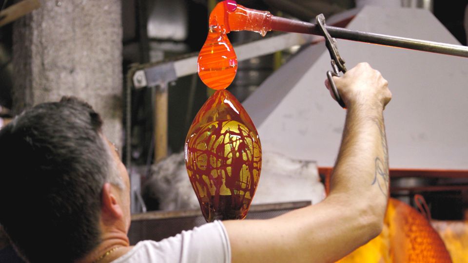 Murano: make your item with a glass master and take it home - Shipping and Take-Home Reality: Hotel Delivery vs. Shipping