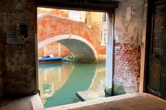 One-Day Venice: Skip-the-Line St. Mark’s Basilica, Walk & Gondola - Gondola ride: romantic on the water, but not a narrated show