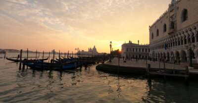 Photo with a professional photographer in Venice - Rialto Bridge: the classic Venice frame (with real photo guidance)
