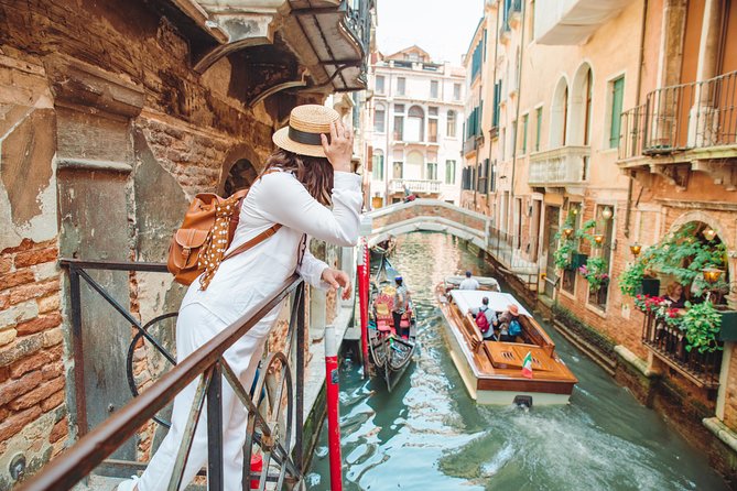 Photographer, Professional Photo shoot - Venice - Value for $210.28 per person: pro portraits without the wedding-level price