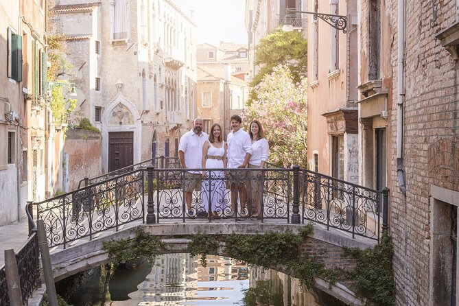 Private Gondola Ride and Photoshoot - Ponte di Rialto: Ending at the Iconic Bridge (Your Album’s Finale)