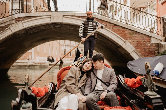 Private Gondola Ride with Professional Photographer in Venice - Grand Canal stop: where your photos get scale