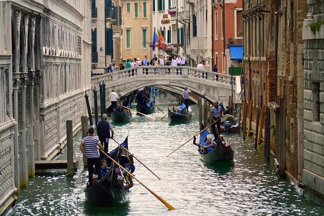 Private Gondola Serenade with Music - The 30-Minute Route: Canal Grande Time Plus Smaller Canal Views