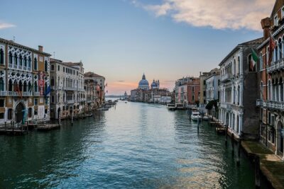 Private Mini Venice Photo Walk 2 Hours - The Start Point by Rialto: Easy to Find, Easy to Focus