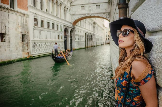 Private Photo Shoot & walking tour - A private fashion-style portrait session on Venice streets