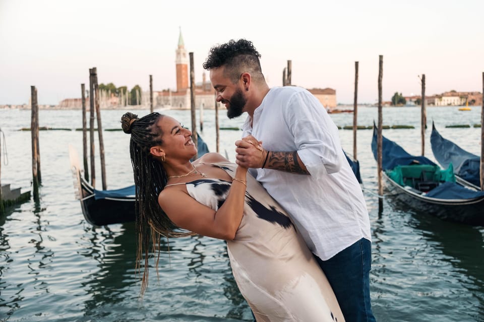 Private Photoshoot of Your Gondola Ride in Venice - The people power: when the gondolier and photographer click