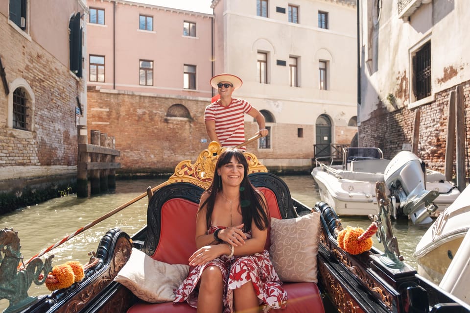 Private Photoshoot of Your Gondola Ride in Venice - San Zaccaria meeting point: the easiest start in Venice