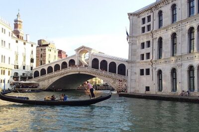 Private Venice walking tour plus Murano island lunch and glass factory visit - How the Grand Canal crossing makes the day feel complete