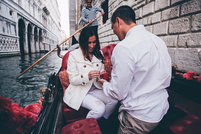 Proposal Photographer in Venice - Stop 3: Rialto Bridge for a Fast, Focused Photo Moment