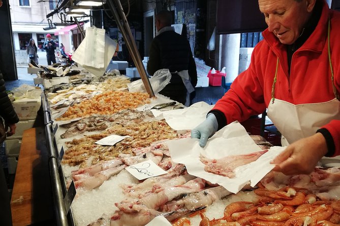 Rialto Market & Seafood Cooking Class in Murano - Gondola ferry over the Canal Grande (and the Murano walk-to-ride rhythm)