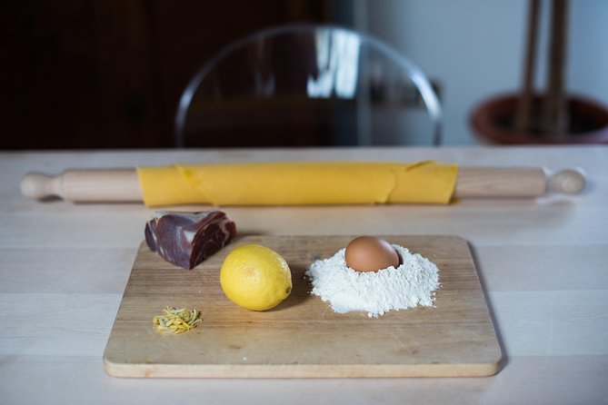 Share Your Pasta Love in a Local’s Home in Venice - Dinner at the table: toasting, tasting, and optional dessert