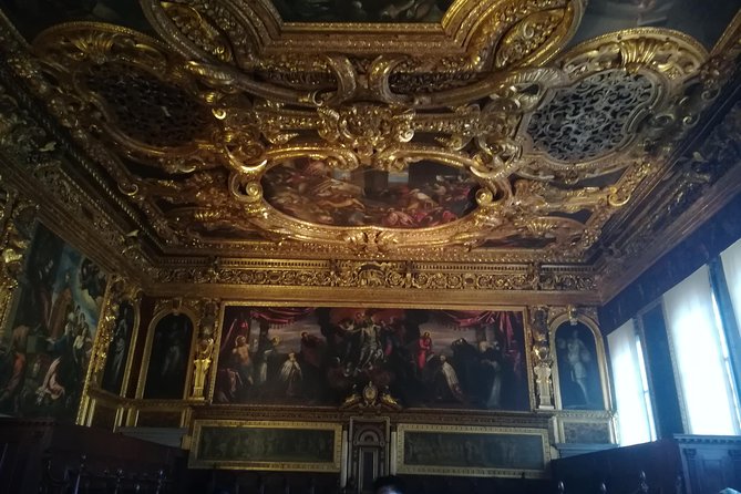 Skip-the-Line Venice Private Tour Including St Mark Doges Palace & Gondola Ride - Getting Oriented in St. Mark’s Square (and starting on time)