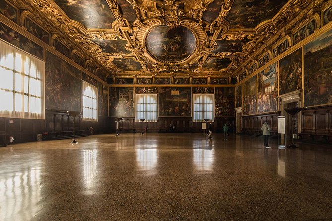 St. Mark's Basilica & Doge Palace + Murano, Burano Guided Tour - Burano: lace island walking tour and realistic shopping time