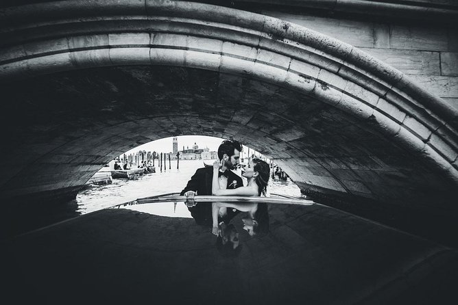 Sunrise Couple Photoshoot Tour - Calli and character corners: how the photographer shapes your look