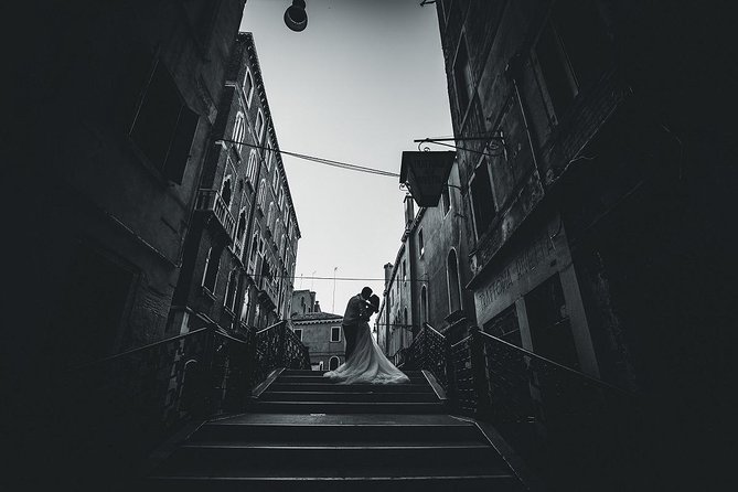 Sunrise Couple Photoshoot Tour - What you get: 70 edited high-definition photos to share