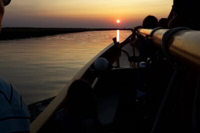 Sunset Traditional Boat Tour with Prosecco - Traditional boat or gondola? What the ride feels like