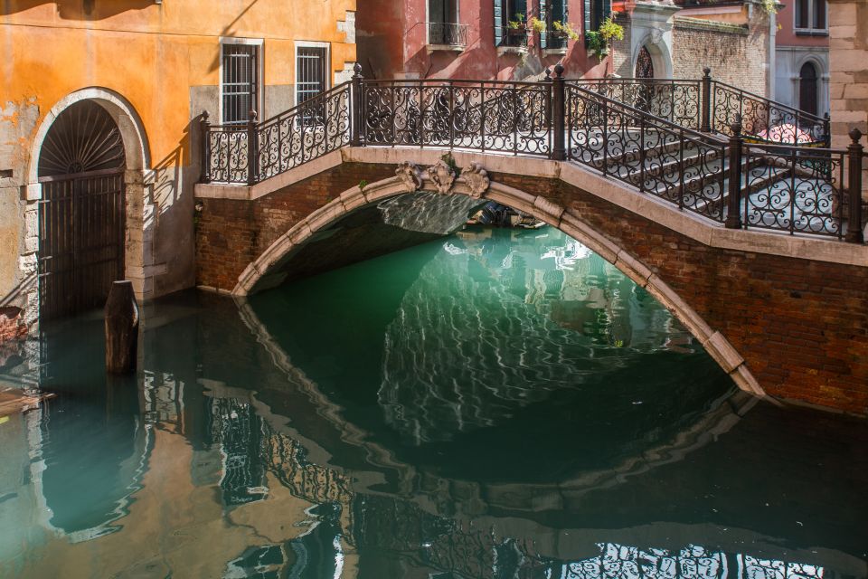 Venice: 2-Hour Private Photo Walk - Hidden corners versus famous landmarks: how the route balances both