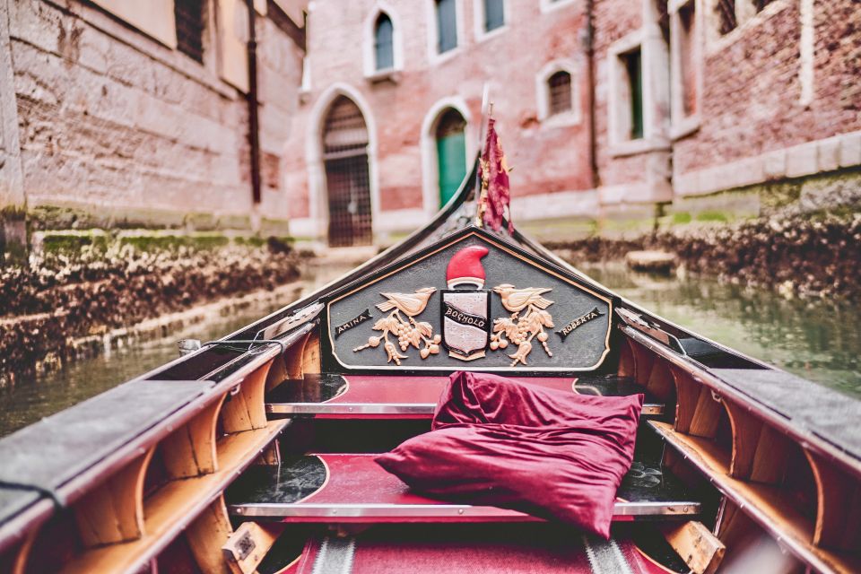 Venice: 30 min Gondola Ride on the Grand Canal with Guide - Peggy Guggenheim Collection and the Accademia area: art stops with canal timing