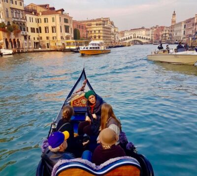 Venice: 30 min Gondola Ride on the Grand Canal with Guide - Santa Maria della Salute and Punta della Dogana: the skyline starter pack