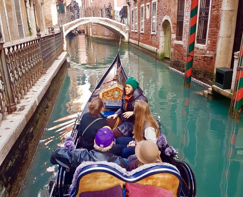 Venice: 30 min Gondola Ride on the Grand Canal with Guide - From Palazzo Contarini del Bovolo to La Fenice and San Moisè