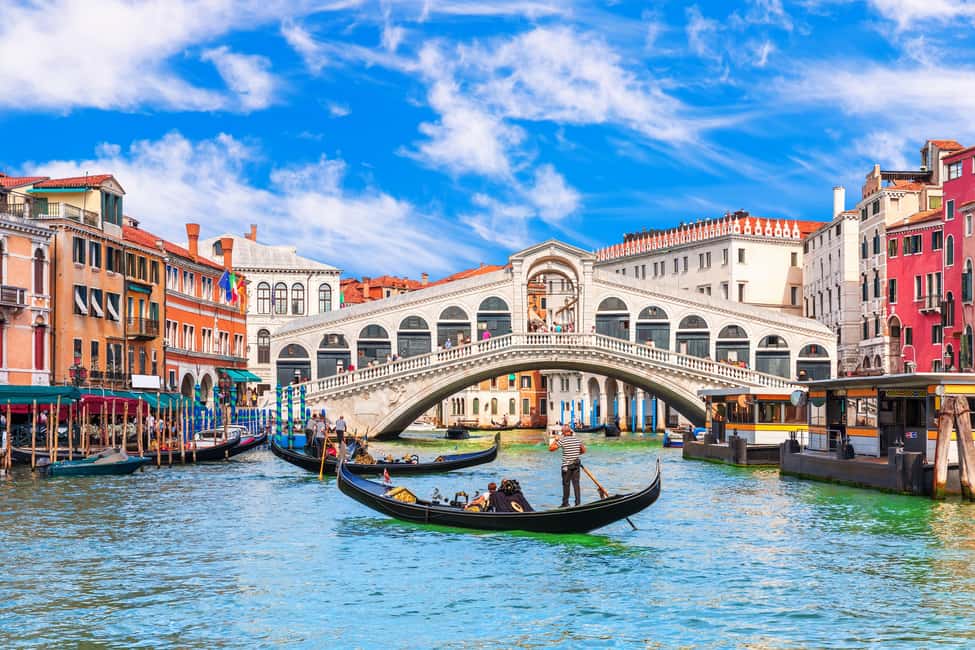 Venice: 30 minutes Enchanting Gondola Ride - Meeting the guide and getting seated without drama