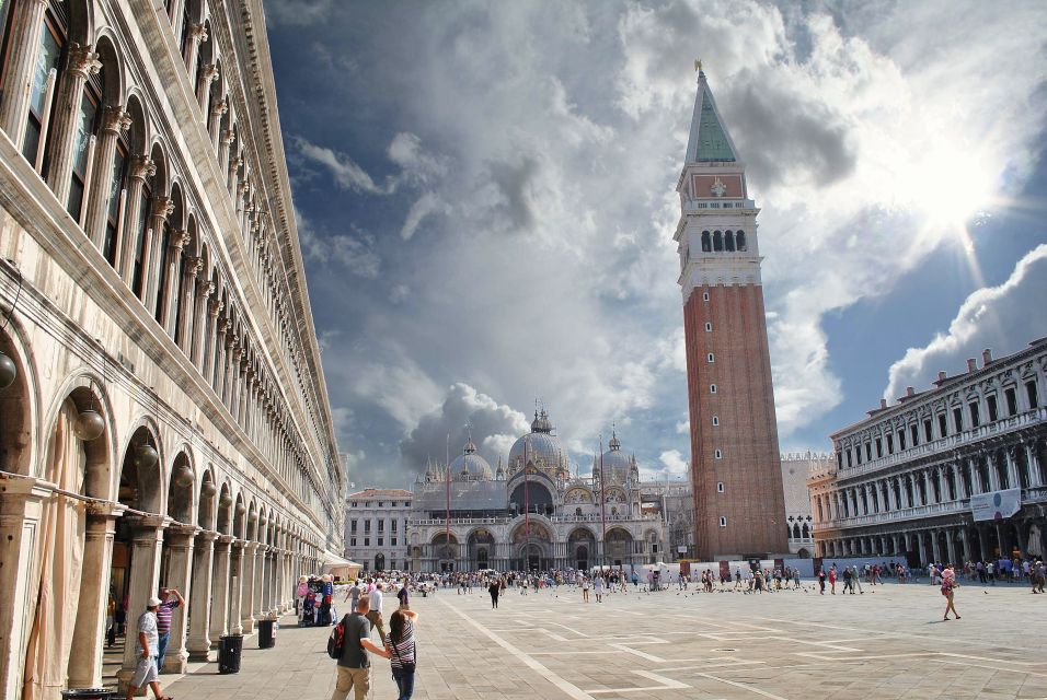 Venice: 4-Hour City Tour with Doge's Palace & Basilica Visit - Meeting Point and First Steps in Castello