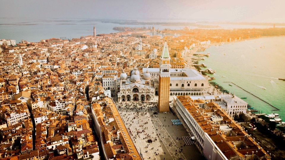 Venice: 4-Hour City Tour with Doge's Palace & Basilica Visit - Libreria Acqua Alta: A Quick Color Burst on the Way