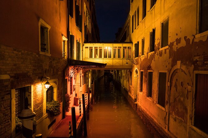 Venice at Sunset: Crimes, Legends and Mysteries - Stop 3: Ponte di Rialto as a mid-tour anchor