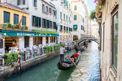 Venice: Basilica and Doge's Palace Tour with Gondola Ride - The walking portion: how the guide makes two major sites connect