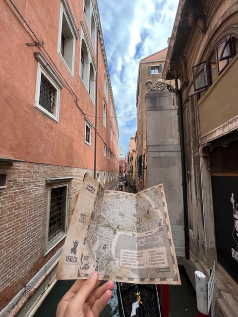 Venice City Escape: "Hunting for L'Omo dal Capelon" - How the smartphone chat game works (no app required)