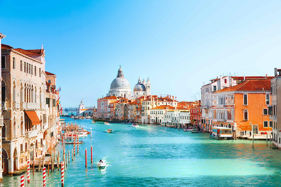 Venice City Walking Tour with an APP - Backstreet bridges and canal corners: from Contarini del Bovolo to Ponte Tron