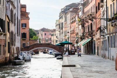 Venice Food Tasting Tour: Bites, Wine, Dinner & Local Guide - Where You Meet: Teatro Italia to Start the Evening Right