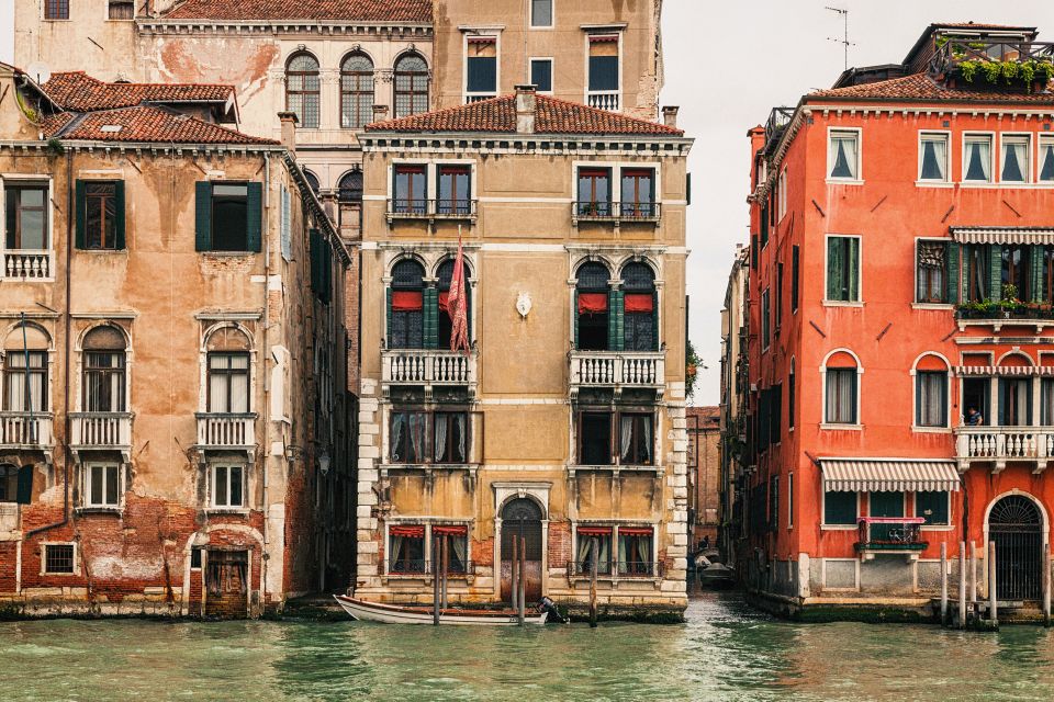 Venice: Gondola Ride and a Gala Dinner in a Venetian Palace - From hotel pickup to Museo dell’Accademia: how the evening starts