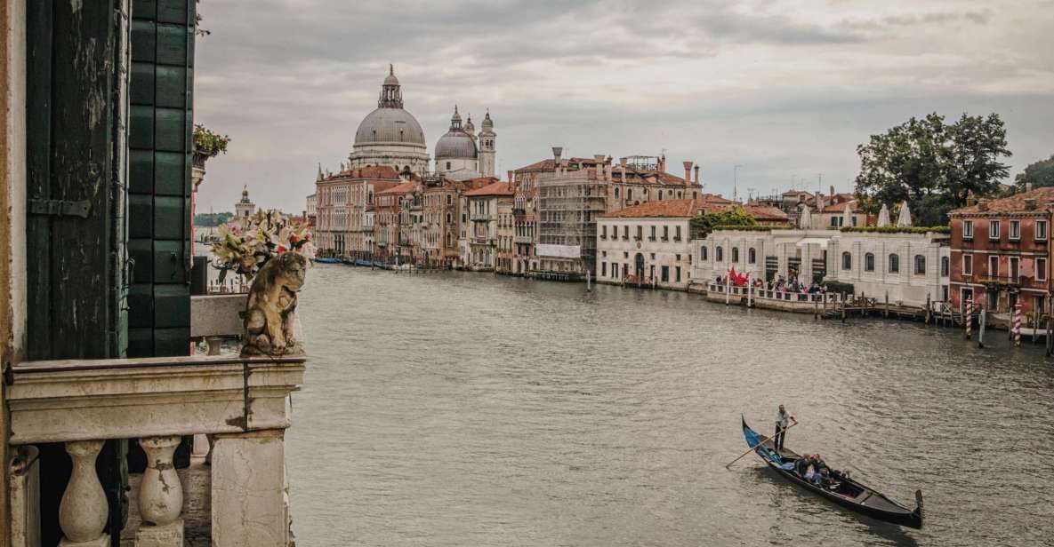 Venice: Gondola Ride and a Gala Dinner in a Venetian Palace - The gala dinner in a Venetian palace: aperitivo, wine, and old-world glamour