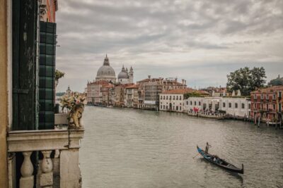 Venice: Gondola Ride and a Gala Dinner in a Venetian Palace - The Grand Canal gondola ride: palaces up close, turns you can feel