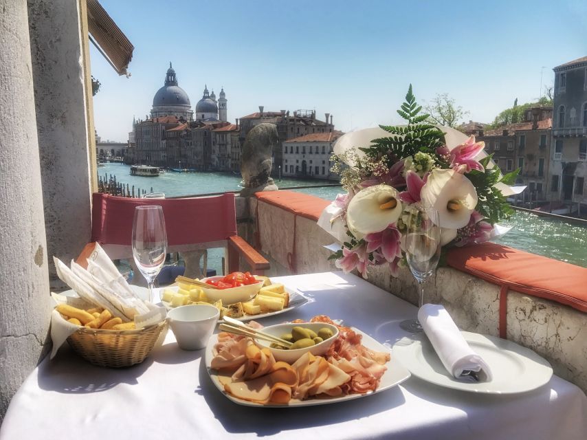 Venice: Gondola Ride and a Gala Dinner in a Venetian Palace - Venice logistics that matter: pickup zones, the walk, and the ending