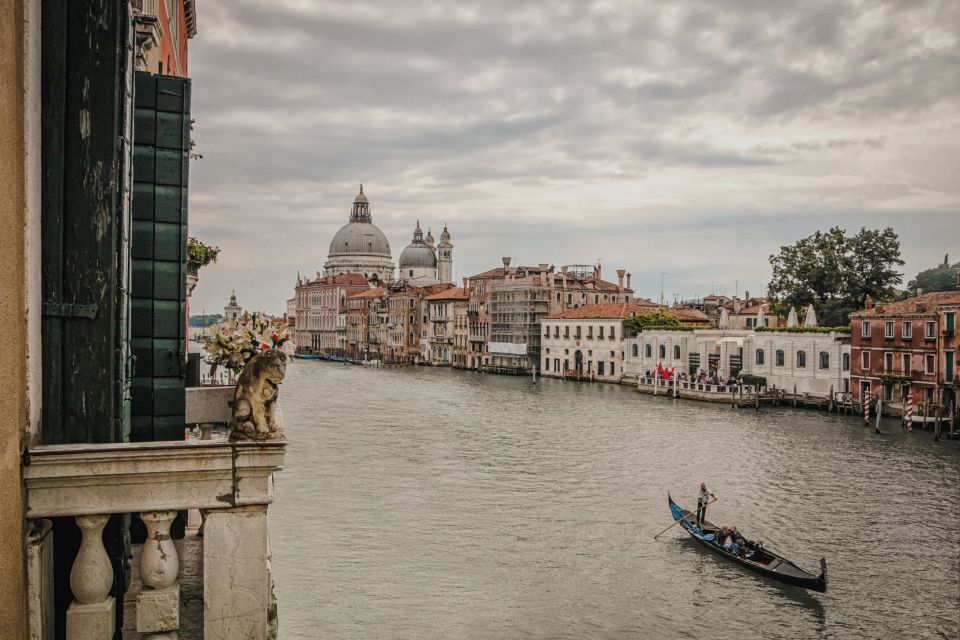 Venice: Gondola Ride and a Gala Dinner in a Venetian Palace - The Grand Canal gondola ride: palaces up close, turns you can feel