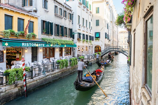 Venice Gondola ride with Skip the Line Doge's Palace tour - Inside Doge’s Palace: art, power, and the Bridge of Sighs