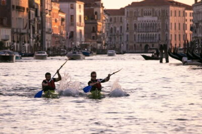 Venice: Guided Canal Kayak Tour at Day, Night, or Sunset - The 1-hour (up to 100 minutes) reality: what you’re paying for