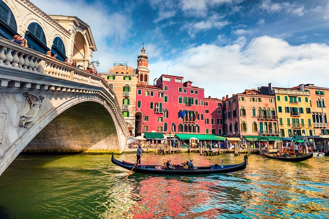 Venice: Hidden Gems Walking Tour with a Local Guide - Stop 3: a secret narrow corner with everyday apartments and a luxurious edge